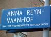 Hoofddorp • Anna Reynvaanhof 1 t/m 23 • Anna Reynvaanhof. De foto is genomen op 26 oktober 2007. Het straatnaambord.................. - popiejopie51@hotmail.com • Herfst 2007